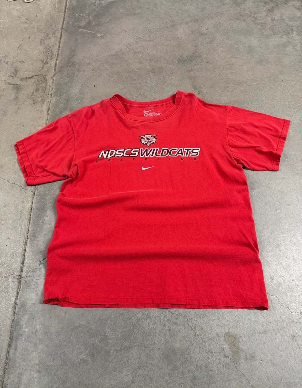 Nike NDSCS Wildcats Fastpitch Red T-Shirt Medium